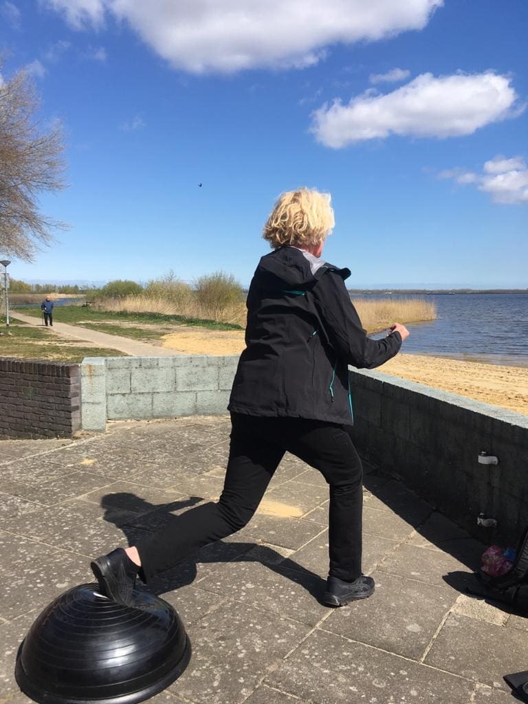 Vrouw traint buiten aan het water