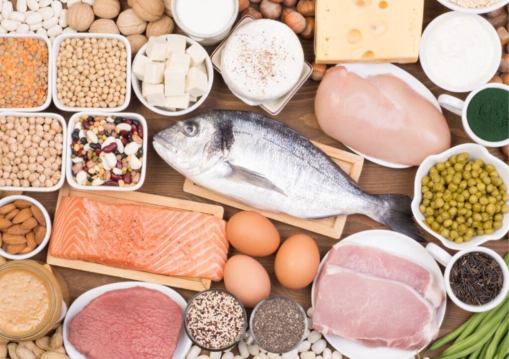 Een tafel vol allerlei eiwitrijke voedingsmiddelen