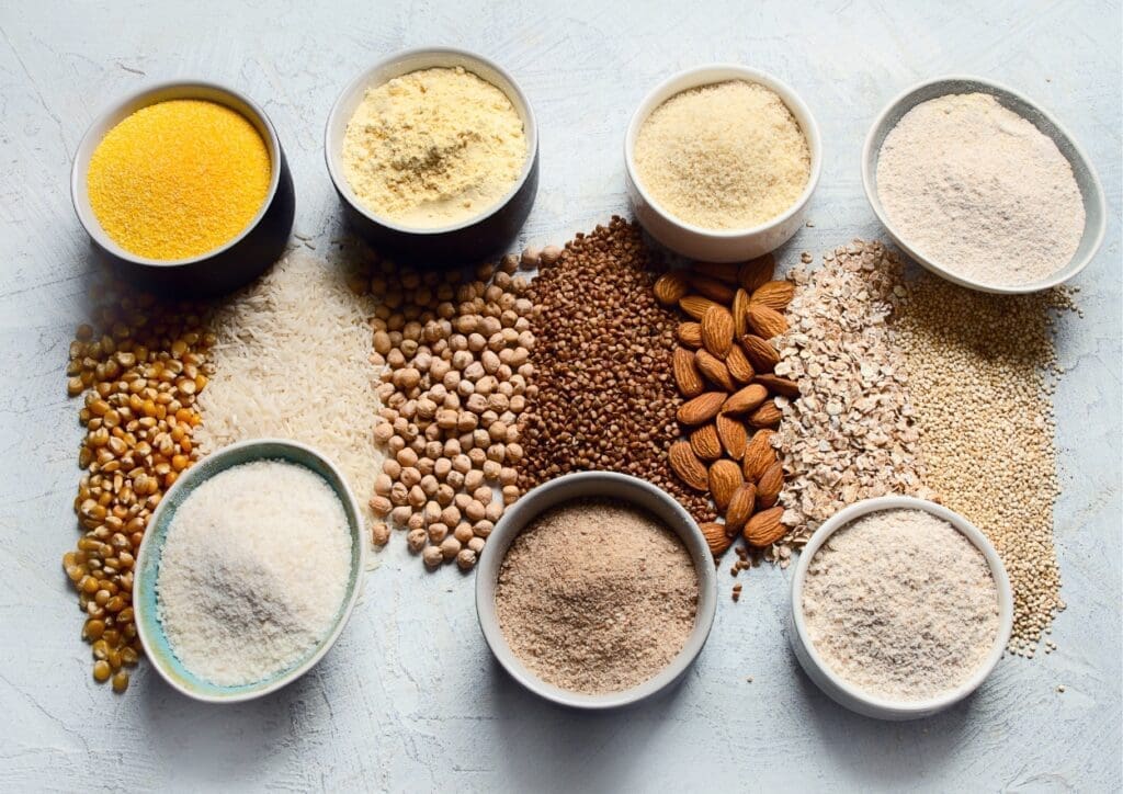 Glutenvrije producten in een kommetje, als kikkererwten, amandelen, etc.