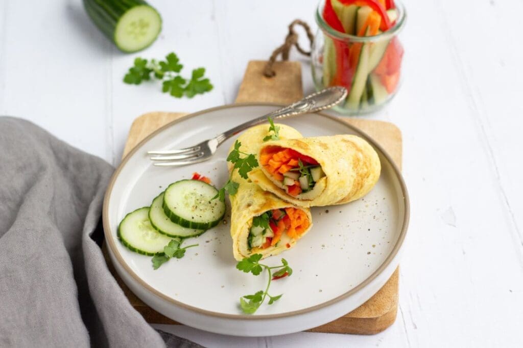 Bord met daarop de Omelet wrap met groenten